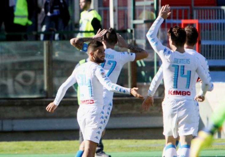 Petarda Napolija u gostima, hat-trick Mertensa