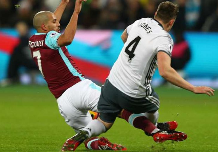 Mike Dean poklonio pobjedu Unitedu: Crveni karton pa gol iz ofsajda