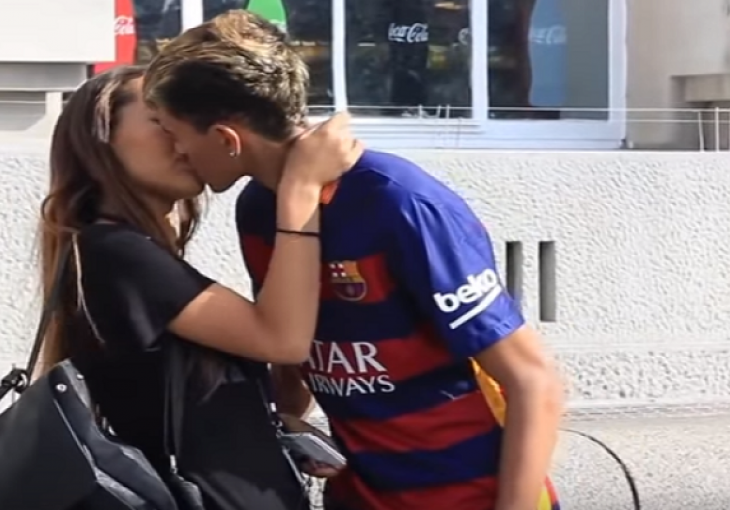 ŽENE VOLE FUDBALERE: Malo je imitirao Neymara pa pokupio nekoliko djevojaka (VIDEO)