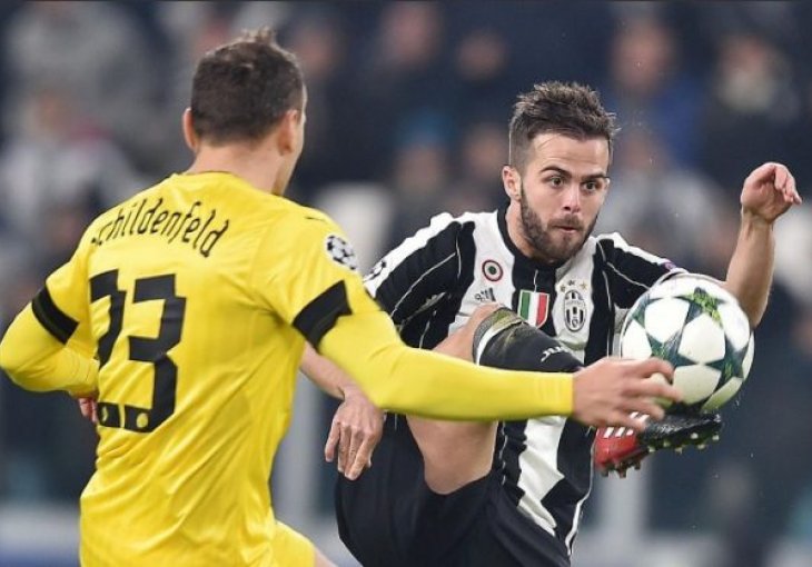 Miralem Pjanić u najboljem timu Serie A 2016. godine!