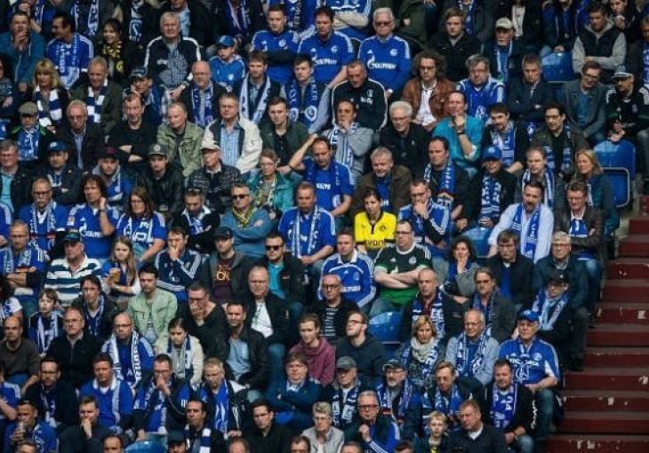 OVO SE ZOVE HRABROSTI: Obukla je žuti dres, sjela među navijače rivala i oduševila sve! (FOTO)