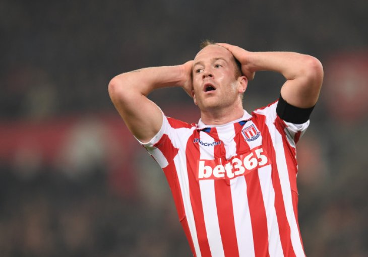 SMIJAO SE SAM SEBI: Pogledajte jedno od najsmiješnijih izvođenja kornera ikad! (VIDEO)