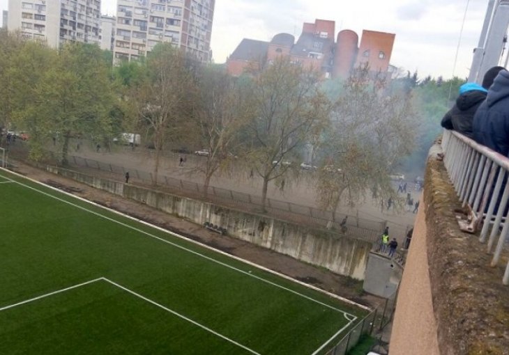 Žestok okršaj navijača ispred stadiona Partizana