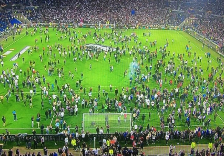 HAOS U FRANCUSKOJ: Veliki broj navijača Lyona utrčao na stadion