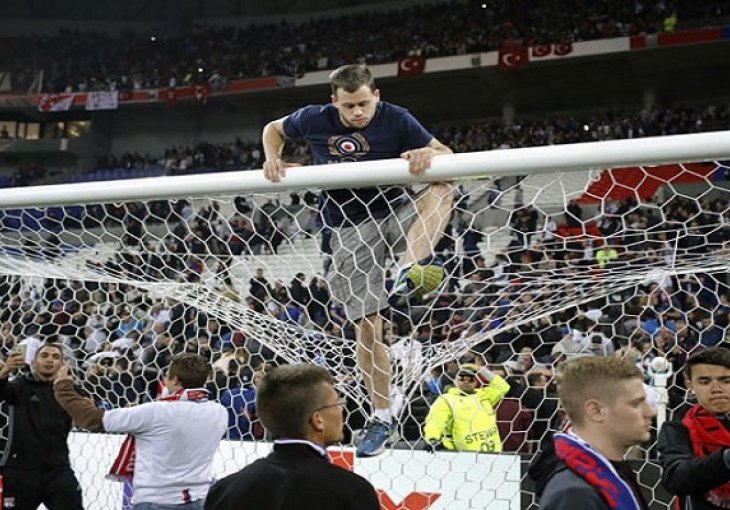 Zbog haosa navijača utakmica Lion - Bešiktaš nije počela