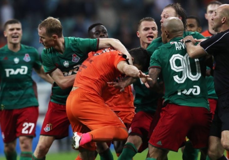 RUSKA POSLA: Četiri crvena kartona, masovna tuča fudbalera!