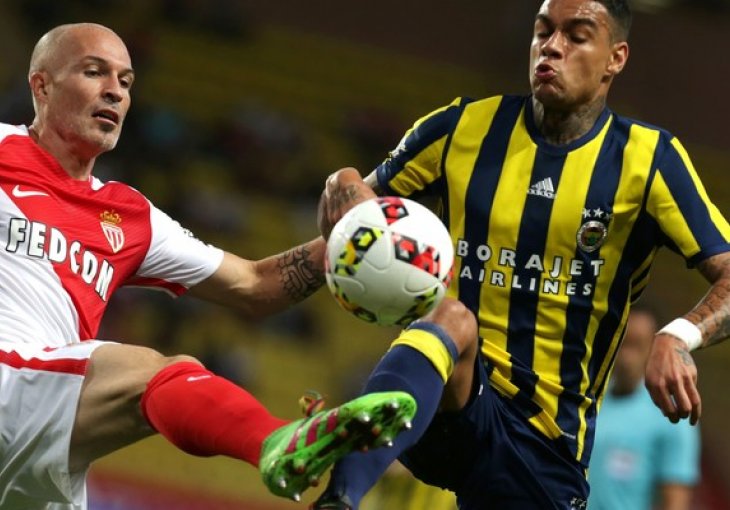 FUDBALER FENERBAHCEA PRIJAVIO PREVARU: Van der Wiel u sumnjivom biznisu ostao 