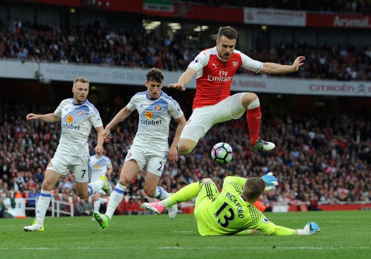 SUNDERLAND NAMUČIO TOPNIKE: Emirates je odahnuo kada je Sanchez dva puta zatresao mrežu otpisanih gostiju