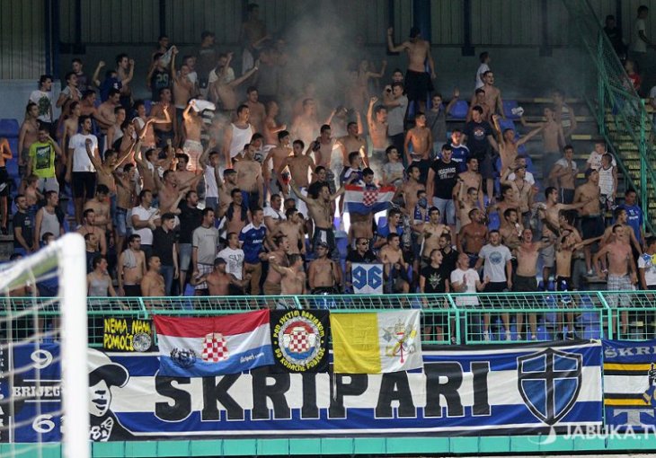 NAVIJAČI ŠIROKOG PONOVO POKAZALI PRIMITIVIZAM: Zviždanje na himnu BiH pokvarilo sjajnu fudbalsku atmosferu na Pecari