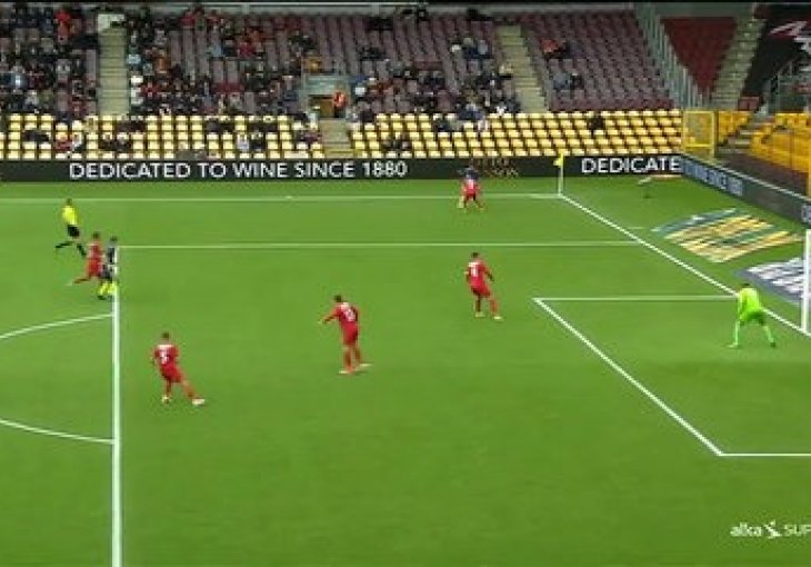 DANCI NADMAŠILI ALBIN PENAL: Poveo loptu kroz gol - out i asistirao saigraču, sudija priznao pogodak!