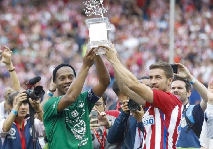 LEGENDE SVIJETA I ATLETICA PRIREDILE SPEKTAKL: Najveće ovacije dobio je Ronaldinho koji je pokazao da u nogama ima još mnogo magije!