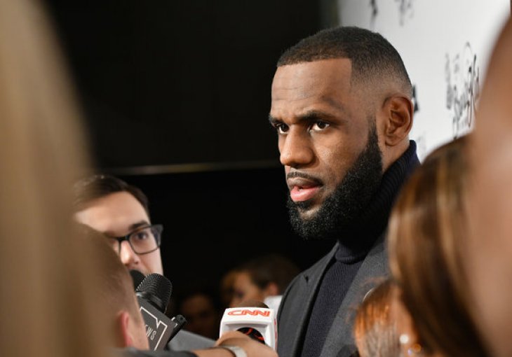 NA KUĆI JAMESA OSVANUO GRAFIT: Sprejom ispisali riječ “cr**uga”, policija počinioce traži preko nadzornih kamera