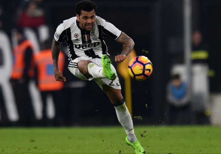 ALVES OTKRIVA:Predsjednik kluba Andrea Agnelli je obećao svakom igraču kupiti novog Ferrarija ukoliko večeras osvojimo Ligu prvaka!