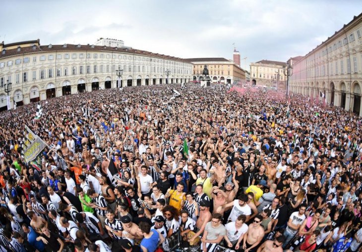 FOTO DANA: Torino gori, hiljade navijača na ulicama će bodriti Bianconere!