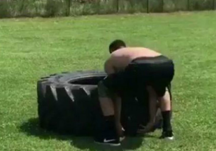 VJEŽBE STEVEA HESSA: Nikola Jokić u borbi sa gumom, centar oponaša Jean – Francoisa Carona!