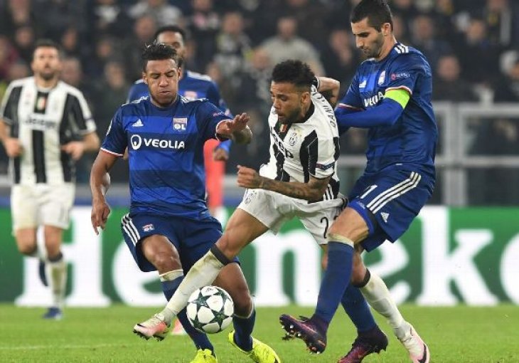 ALVES USLOVIO ČELNIKE JUVENTUSA: Produženje ugovora ili odlazak, za usluge Brazilca se interesuju City i Chelsea