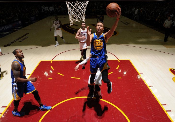 FINALE BEZ UZBUĐENJA I NEIZVJESNOSTI: Ratnici slavili i u Clevelandu, Jamesovim Cavsima se smiješi 