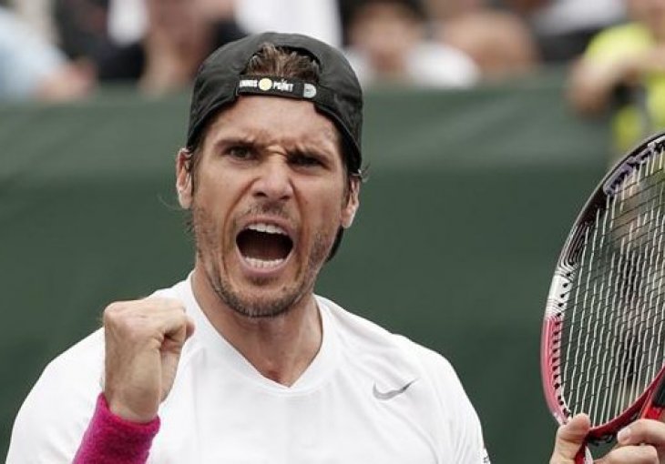 TURNIR U STUTTGARTU: Federer na terenu nakon dva i po mjeseca, no iskusni Haas nije mu dao pardona!