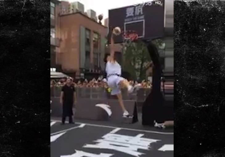 BLAMAŽA U KINI: Klay Thompson pokušao atraktivno zakucati, pa završio na podu!