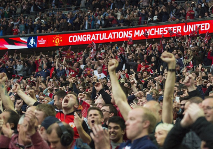 KAKVA PROZIVKA Navijači Uniteda jedva dočekali 'veliki' jubilej Liverpoola pa im propisno 'spustili'