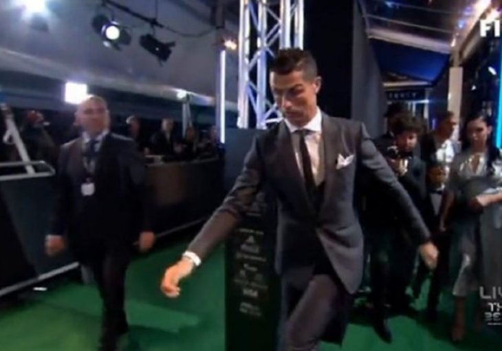 BAHATOST NA DJELU Ronaldo umalo pao, a zatim izignorisao voditelje 