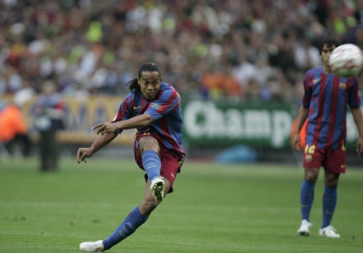 GOL KOJI JE UŠAO U ANALE Ronaldinho saigračima: Idite na centar i čekajte, dat ću ga!