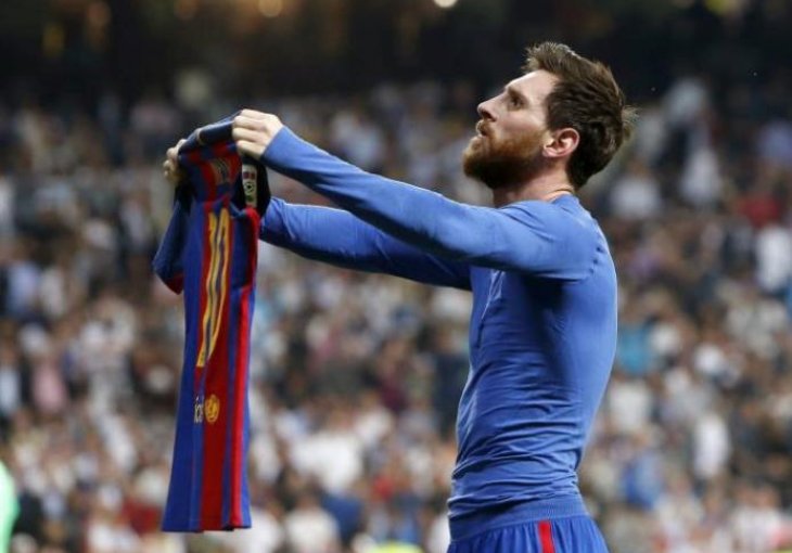 SKLONITE TE DRESOVE Ovo je prvi fudbaler koji je podigao dres u zrak, a to nije ni Messi, ni Ronaldo