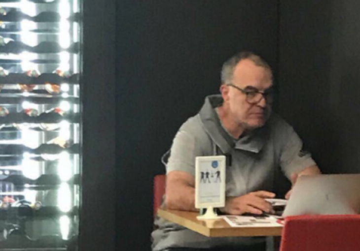 ŠTA JE BIELSA RADIO NA LAPTOPU U RESTORANU Evo zašto ga zovu Luđak!