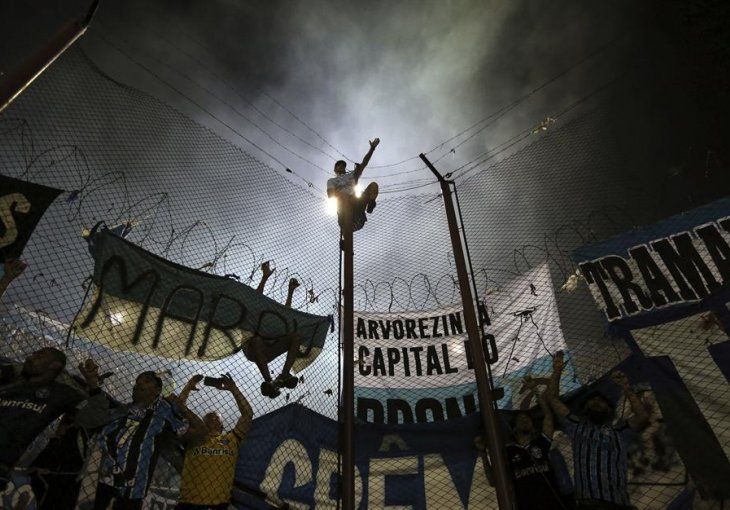 Bol i ekstaza: Gremio pokorio Buenos Ajres, a  šampionska pjesma u uglu stadiona koji je ograđen bodljikavom žicom mogla je početi