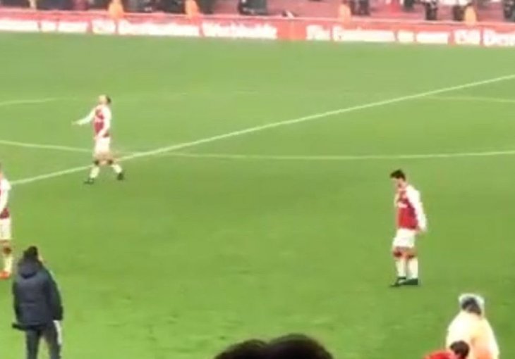 (VIDEO) DOKAZ DA IDE U UNITED: Pogledajte šta je uradio Ozil pa je izazvao ljutnju navijača Arsenala