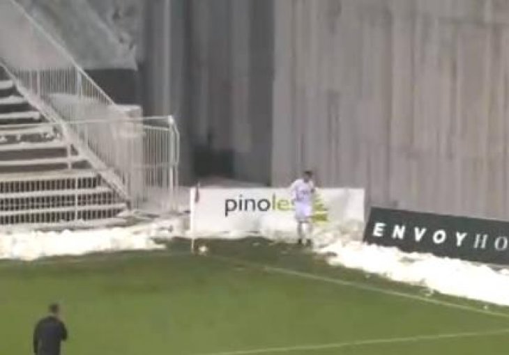Komedija u Srbiji: Pošao izvesti korner, a onda su ga navijači krenuli gađati grudvama!
