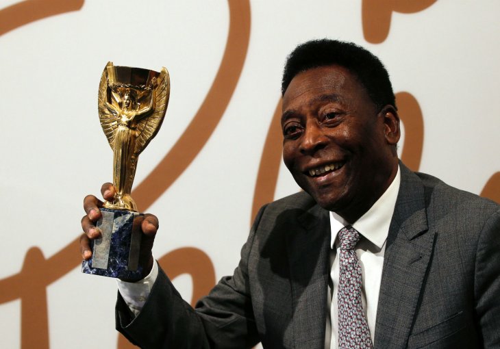 Pele završio u bolnici u Parizu 