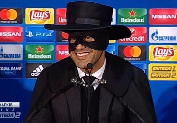Šta se dešava? Sinoć se nakon Lige prvaka na press konferenciji pojavio - Zorro!