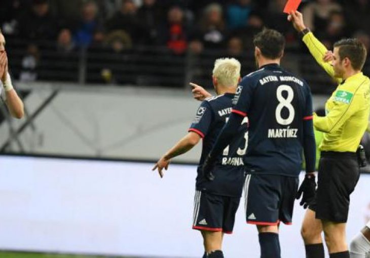 Bundesliga: Dobio crveni karton, pa se sudija predomislio i vratio ga iz svlačionice