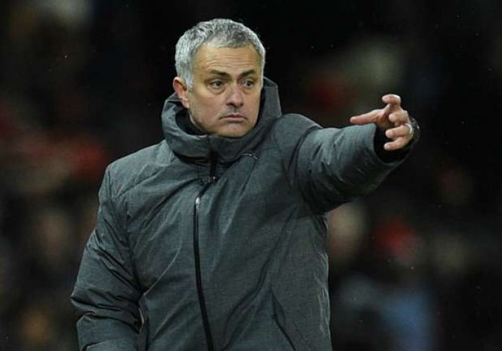Letjele boce na Old Traffordu: Mourinho poput malog djeteta potkuhao pa izbjegao pravi linč, treneru Cityja rasječena arkada