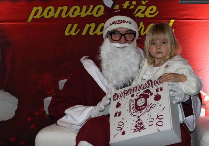 Bordo Djed mraz oduševio djecu: Najmlađi navijači FK Sarajevo dobili paketiće