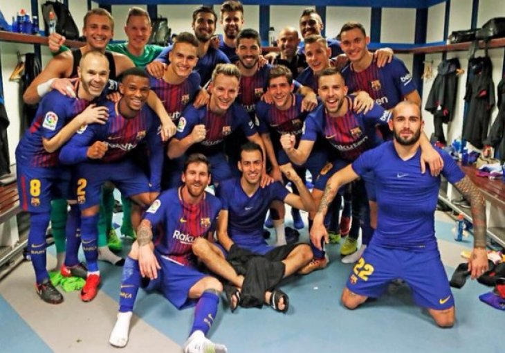 Urnebesna fotografija iz svlačionice Barcelone: Šta to radi Vidal?