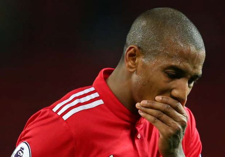 Manchester ostao bez još jednog igrača, Young suspendovan na osnovu snimka
