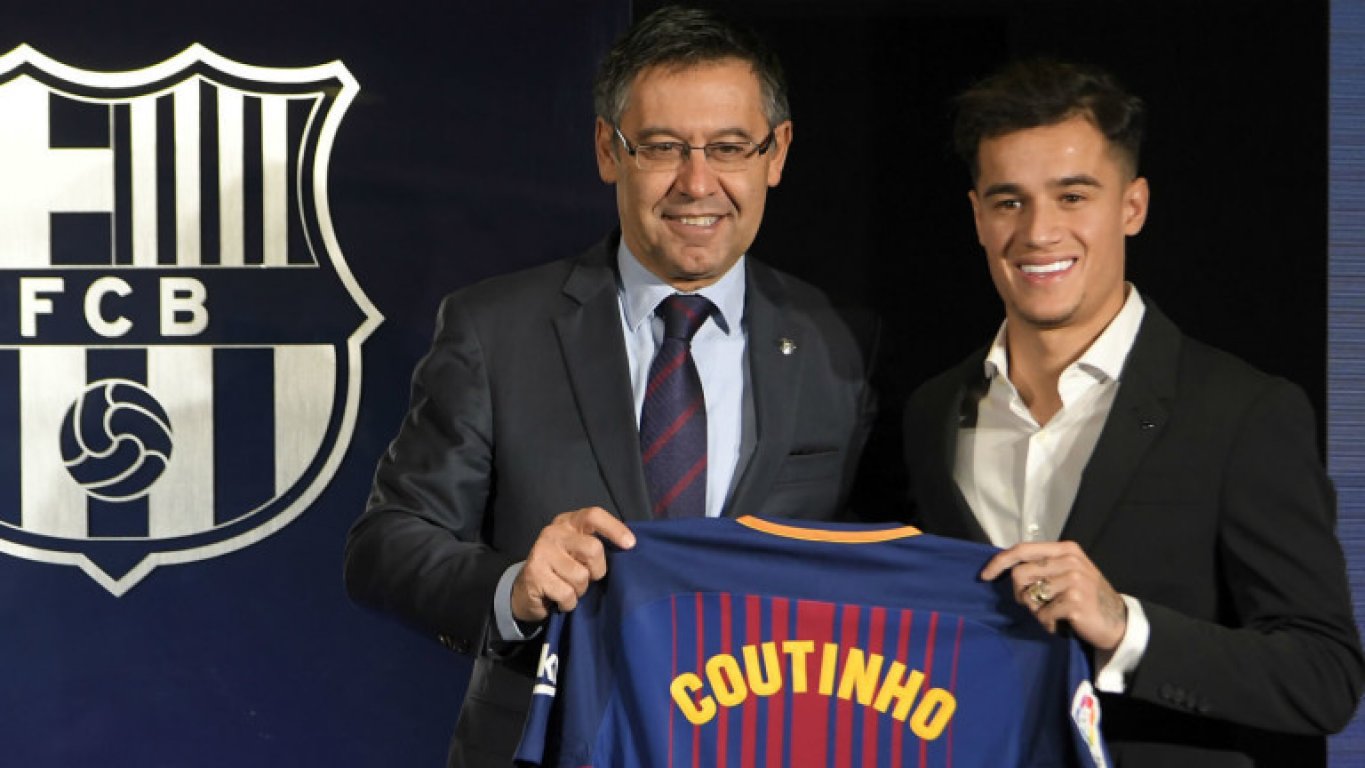 61451668-philippe-coutinho-josep-maria-bartomeu-afp