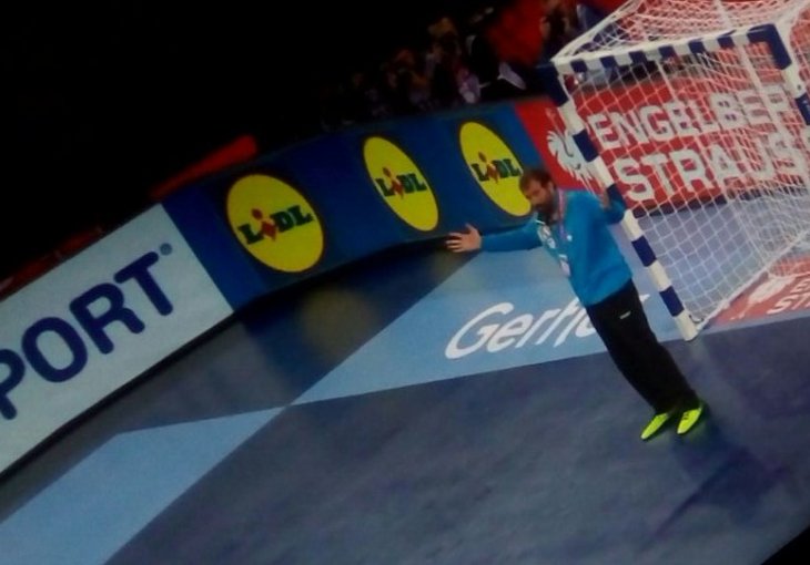 Neskavidašnja situacija sa EURO-a: Selektor Slovenije stao na gol da brani sedmerac