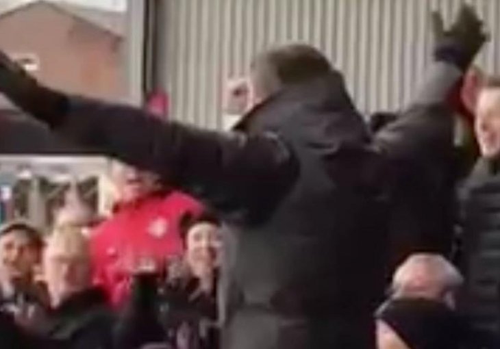 Nestvarne scene u Burnleyu: Veznjak Uniteda vodio navijanje na tribini!