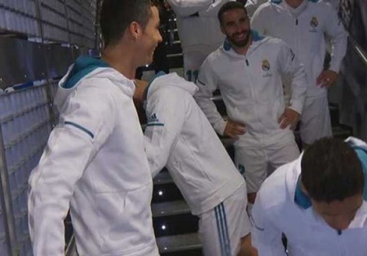 OSVANUO I SNIMAK Ovo je razljutilo sve navijače Barce: Šta je Ronaldo u tunelu pričao o Messiju?