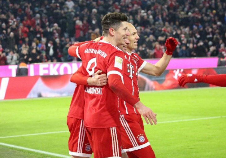 Bayern golovima Lewandowskog i Mullera savladao Schalke: Bavarci na šest pobjeda od titule