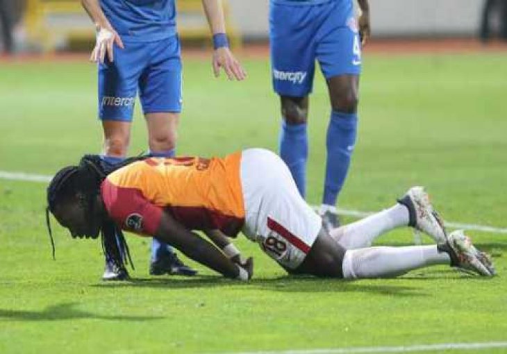 ŠOKANTNE SCENE NA TERENU: Gomis u sedmoj minuti utakmice izgubio svijest(VIDEO)