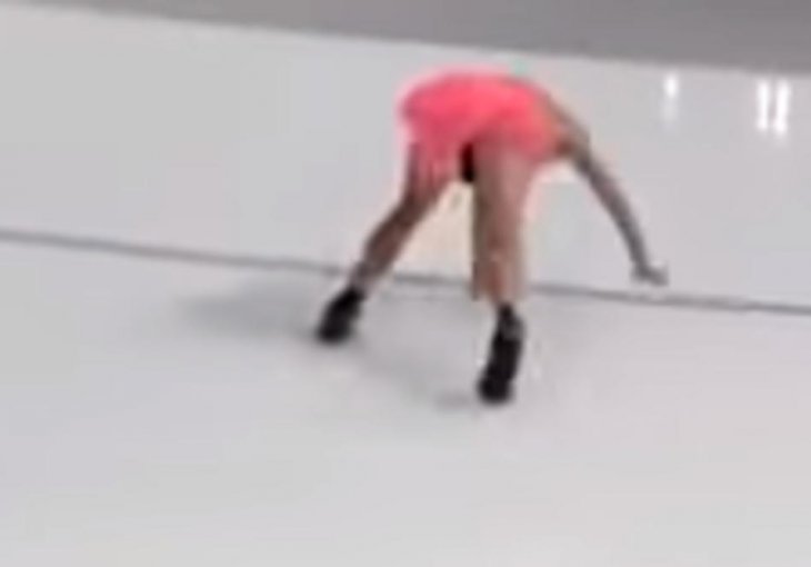 OBEZBEĐENJE GA GANJALO PO LEDU, A ON DO SUZA SVE NASMIJAO Ovaj baletan je apsolutni šampion ZOI!
