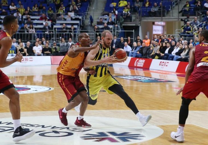 Fenerbahče deklasirao Galatasaray u turskom derbiju