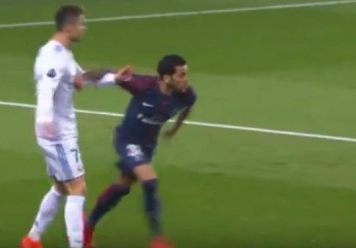 Ronaldo pobjesnio: Izgubio loptu, a onda krenuo da uradi nešto bezobrazno Alvesu