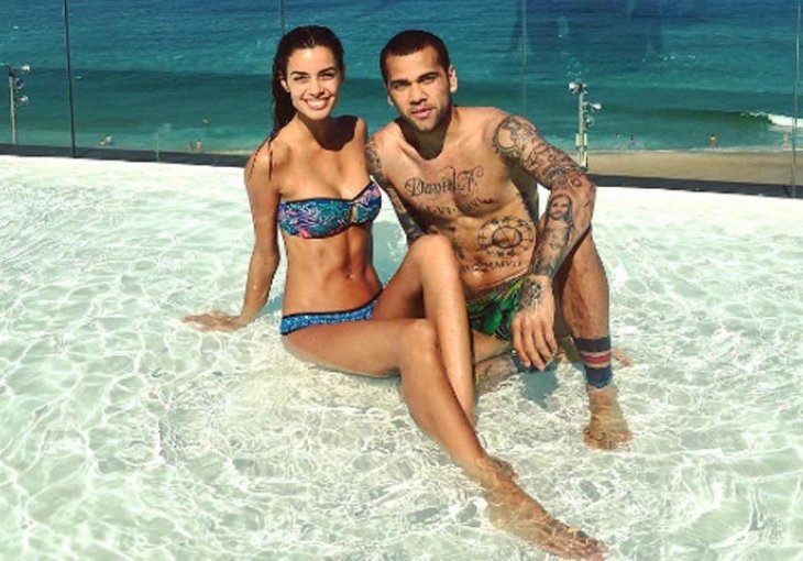Dani Alves baš uživa u životu: Kada mu vidite ljepšu polovinu pripazite da vam ne krene voda na usta