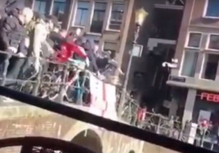 Engleski huligani pravili haos u Amsterdamu: Gospođe polivali sa pivom i bacili bicikl u kanal!