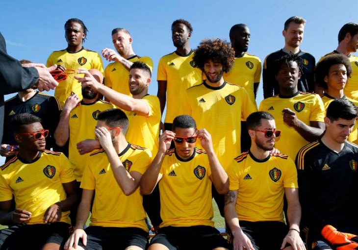 Ova slika je obišla svijet: Vidite li išta čudno na timskoj fotki reprezentacije Belgije?!